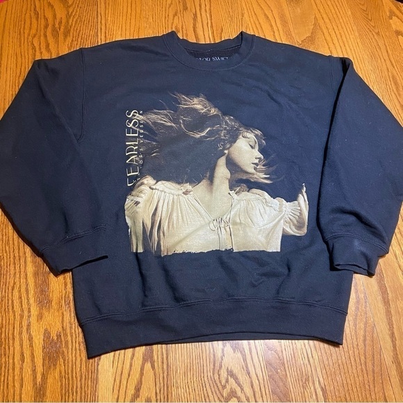 Taylor Swift Fearless Crew Neck Size Medium - Picture 1 of 4